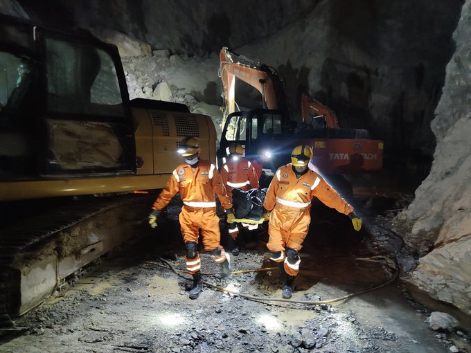 सोनभद्र में हुई खनन दुर्घटना में 5 शव किए गए बरामद