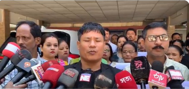 ৰাজ্যৰ বিভিন্ন ঠাইত চৰকাৰী কৰ্মচাৰীসকলৰ দিনজোৰা কৰ্মবিৰতি কাৰ্যসূচী পালন