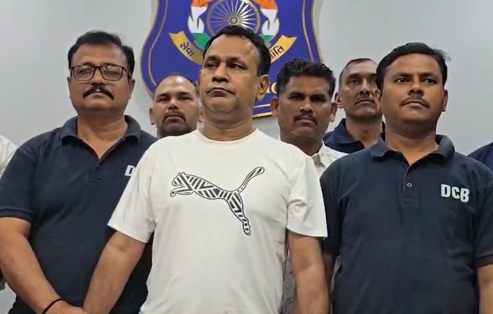 સુરતમાં એક કરોડ રૂપિયાથી વધુના કેફી પદાર્થ સાથે આંતર-રાષ્ટ્રીય પ્રવાસીની ધરપકડ