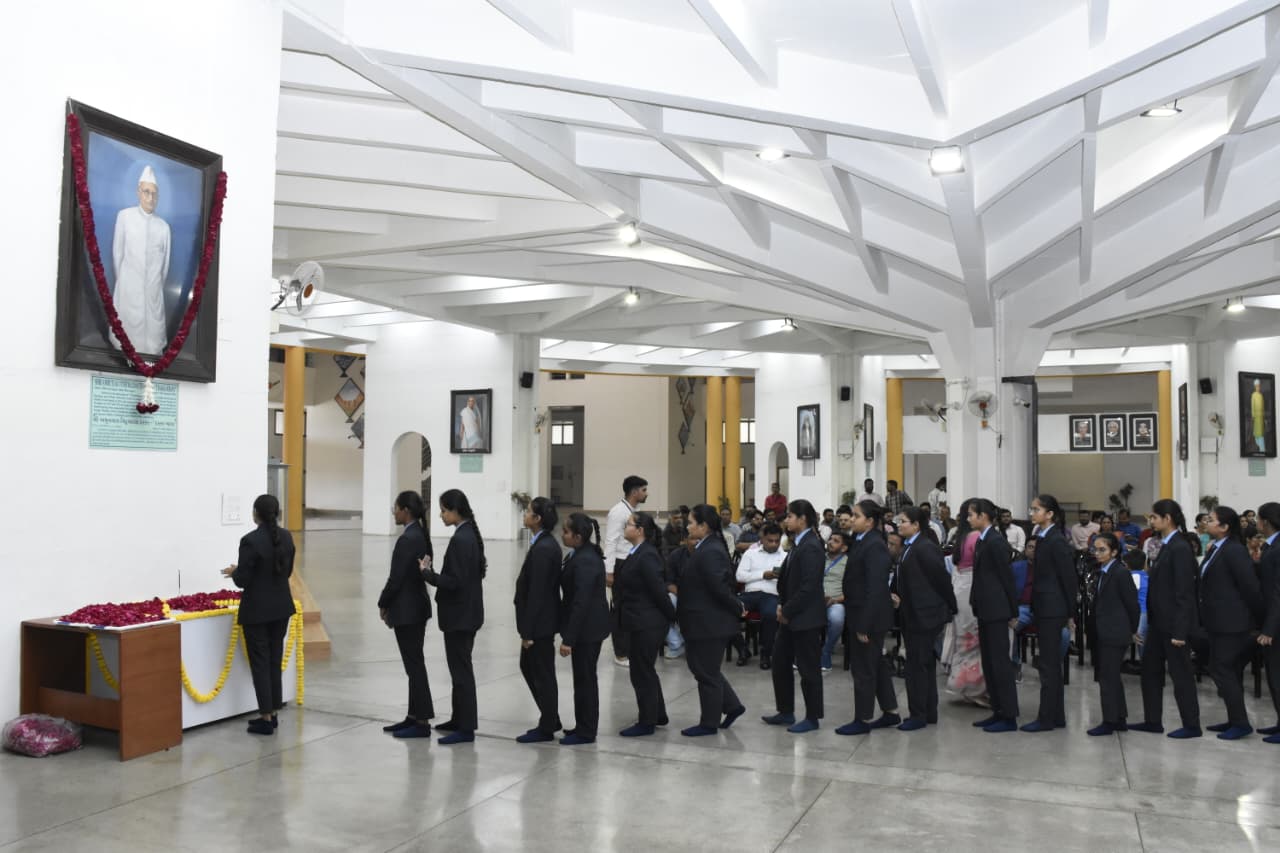 અમૃતલાલ વિઠ્ઠલદાસ ઠક્કરની ૧૫૬મી જન્મજયંતી નિમિત્તે આજે ગુજરાત વિધાનસભા પોડિયમમાં આવેલા તેમના તૈલચિત્રને આજે પુષ્પાંજલિ અર્પણ કરવામાં આવી