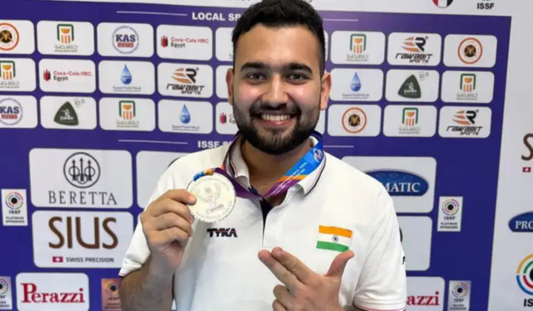 आईएसएसएफ विश्व चैंपियनशिप: भारत के अनीश भानवाला ने पुरुषों की 25 मीटर रैपिड फायर पिस्टल स्पर्धा में जीता रजत पदक