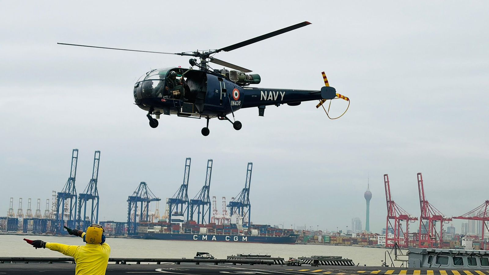 भारतीय नौसेना के हेलीकॉप्टरों ने श्रीलंका के पन्नाला में बाढ़ में फंसे आठ लोगों को बचाया