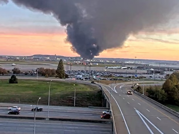 अमरीका में दुर्घटनाग्रस्त हुआ चालक दल के तीन सदस्यों को ले जा रहा मालवाहक विमान