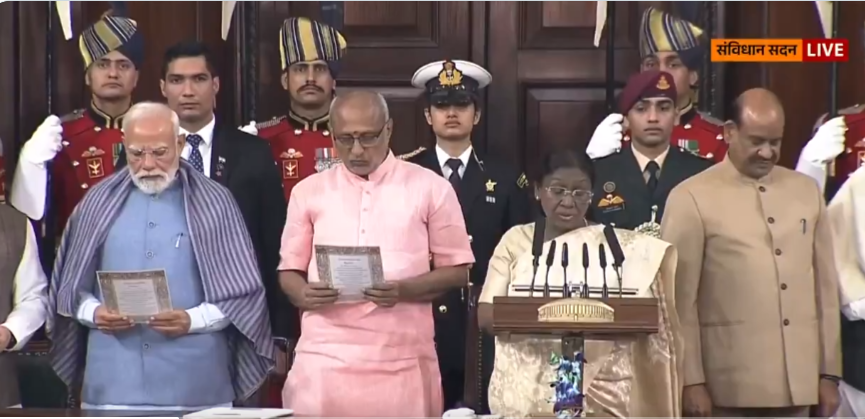 صدر جمہوریہ دروپدی مرمو نے آج نئی دلّی میں یومِ آئین کے موقع پر سمویدھان سدن کے سینٹرل ہال میں آئین کی تمہید پڑھنے کی قیادت کی۔