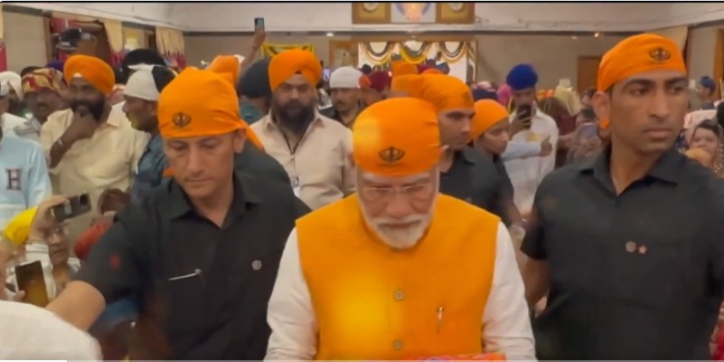 आज गुरु तेग बहादुर जी को उनके 350वें शहीदी दिवस के अवसर पर प्रधानमंत्री नरेन्‍द्र मोदी ने अर्पित की श्रद्धांजलि