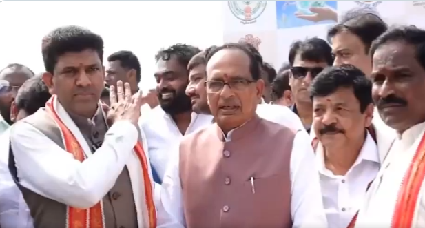 केंद्रीय कृषि मंत्री शिवराज सिंह ने आंध्र प्रदेश के गुंटूर में वेंगलयापलेम तालाब का उद्घाटन किया