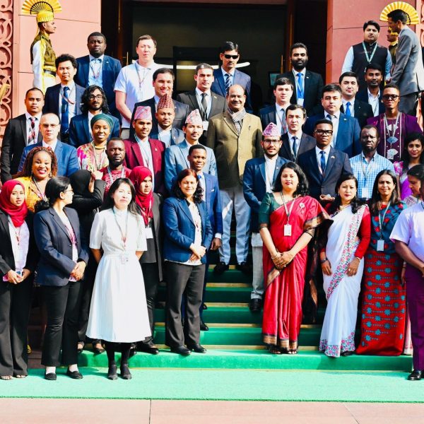 लोकसभा अध्यक्ष ओम बिड़ला ने 37वें संसदीय इंटर्नशिप कार्यक्रम के प्रतिभागियों से की मुलाकात