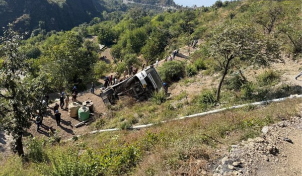 उत्‍तराखंड: टिहरी ज़िले में सड़क हादसा, बस के खाई में गिरने से पाँच लोगों की मौत