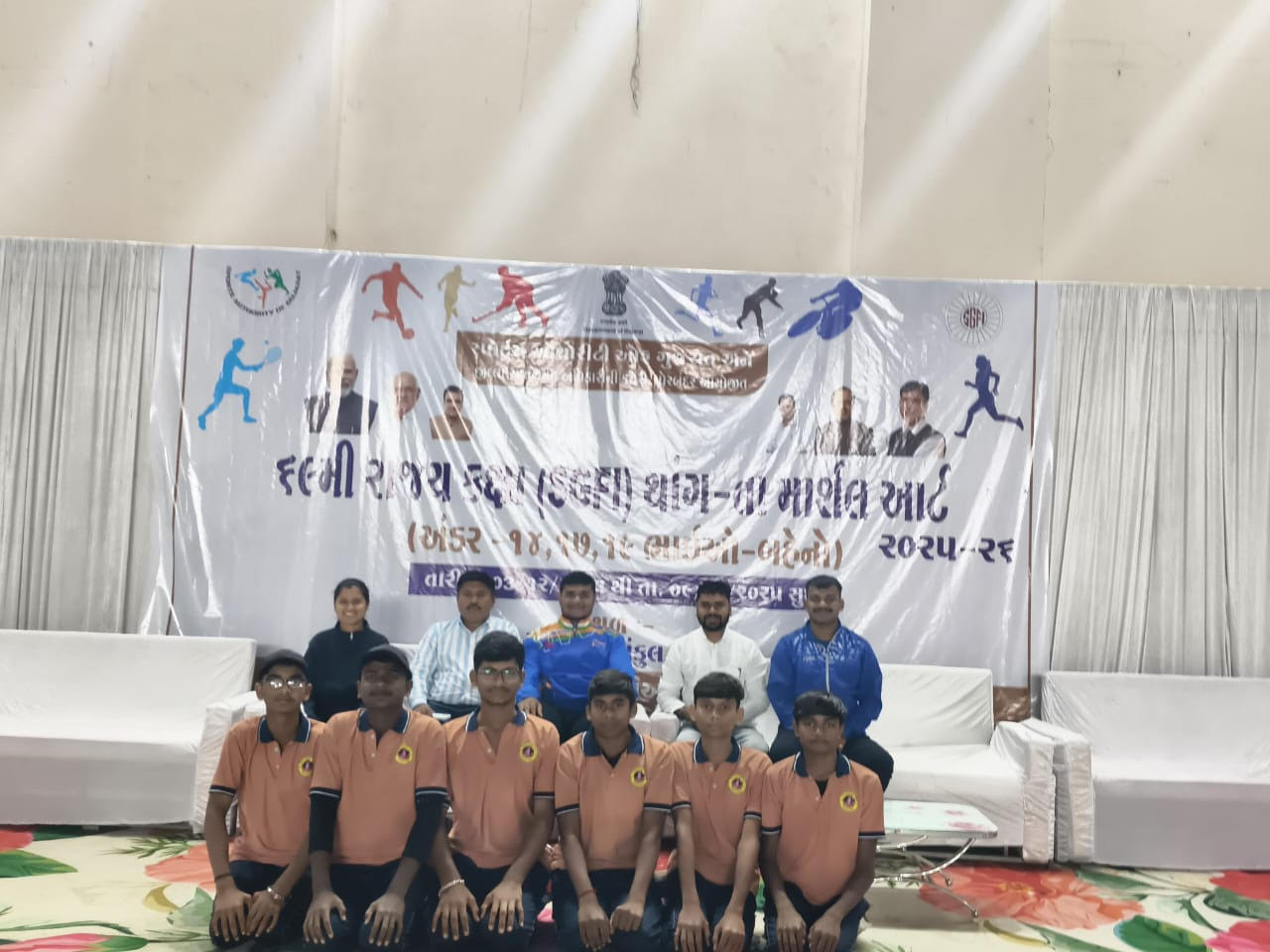 માર્શલ આર્ટની 17 વર્ષથી ઓછી વયની સ્પર્ધામાં ભાવનગરની લોકશાળા મણારનાં વિદ્યાર્થી મિલન મકવાણા અને દક્ષા મકવાણાએ રાજ્ય કક્ષાએ સુવર્ણ ચંદ્રક જીત્યો