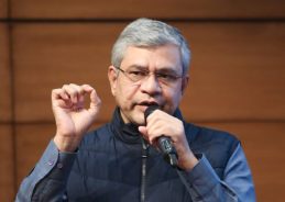 রেলমন্ত্রী অশ্বিনী বৈষ্ণব, বন্দে ভারত এক্সপ্রেস যে এলাকা দিয়ে যাবে, সেখানের স্থানীয় খাবার যাত্রীদের পরিবেশন করার বিষয়ে আজ আলোচনা করেছেন।