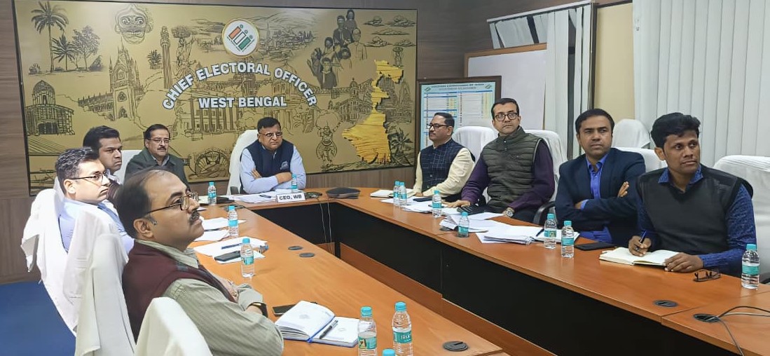 SIR কর্মসূচি নিয়ে নির্বাচন কমিশনের গুরুত্বপূর্ণ নির্দেশাবলী এবং রাজ্যে চলা SIR কর্মসূচি পর্যালোচনা করতে রাজ্যের মুখ্য নির্বাচনী আধিকারিক ও এরাজ্যের জন্য স্পেশাল ইলেক্টোরাল রোল অবজারভার আজ ভিডিও কনফারেন্সের মাধ্যমে রাজ্যের জেলা নির্বাচনী আধিকারিক, ERO এবং ১২ জন ইলেক্টোরাল রোল অবজারভারদের সঙ্গে বৈঠক করেন।