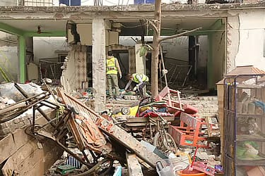 বাংলাদেশের কেরানিগঞ্জের একটি মাদ্রাসায় আজ বোমা বিস্ফোরণে ১ জন মহিলা ও ২ জন শিশু সহ অন্তত ৪ জন আহত।