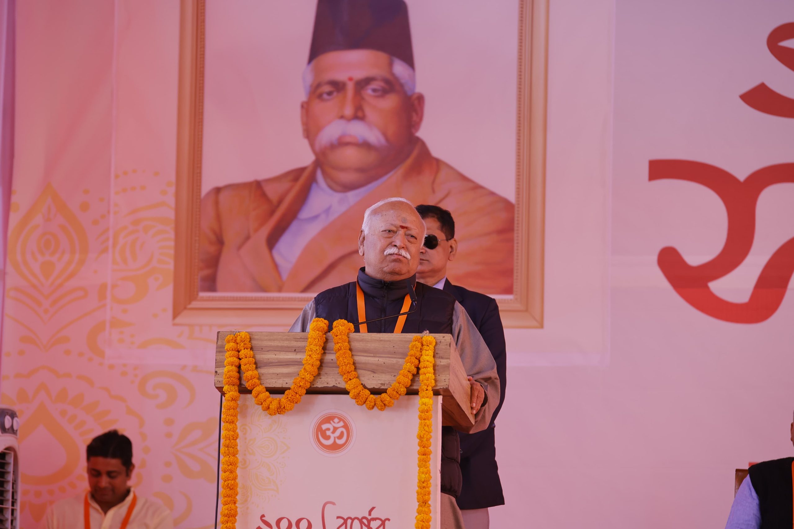 ভারতবর্ষকে আরো নিবিড়ভাবে পর্যালোচনায় বিবিধের মাঝে একতার দর্শন, আগামীদিনে বিশ্বকে পথ দেখাবে বলে রাষ্ট্রীয় স্বয়ংসেবক সংঘের স্বরসঙ্ঘ চালক মোহন ভাগবত মত প্রকাশ করেছেন।