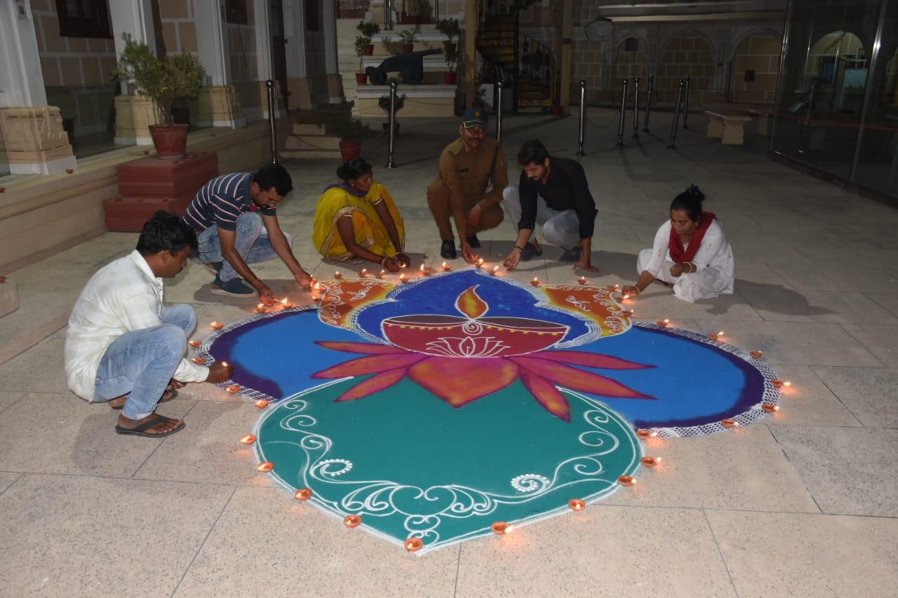 દિવાળી’ને યુનેસ્કો દ્વારા  ‘અમૂર્ત સાંસ્કૃતિક વારસા’ની પ્રતિષ્ઠિત  યાદીમાં સામેલ કરતાં રાજ્યના 33 જિલ્લાના વિવિધ ઐતિહાસિક સ્મારકો ઝળહળ્યાં