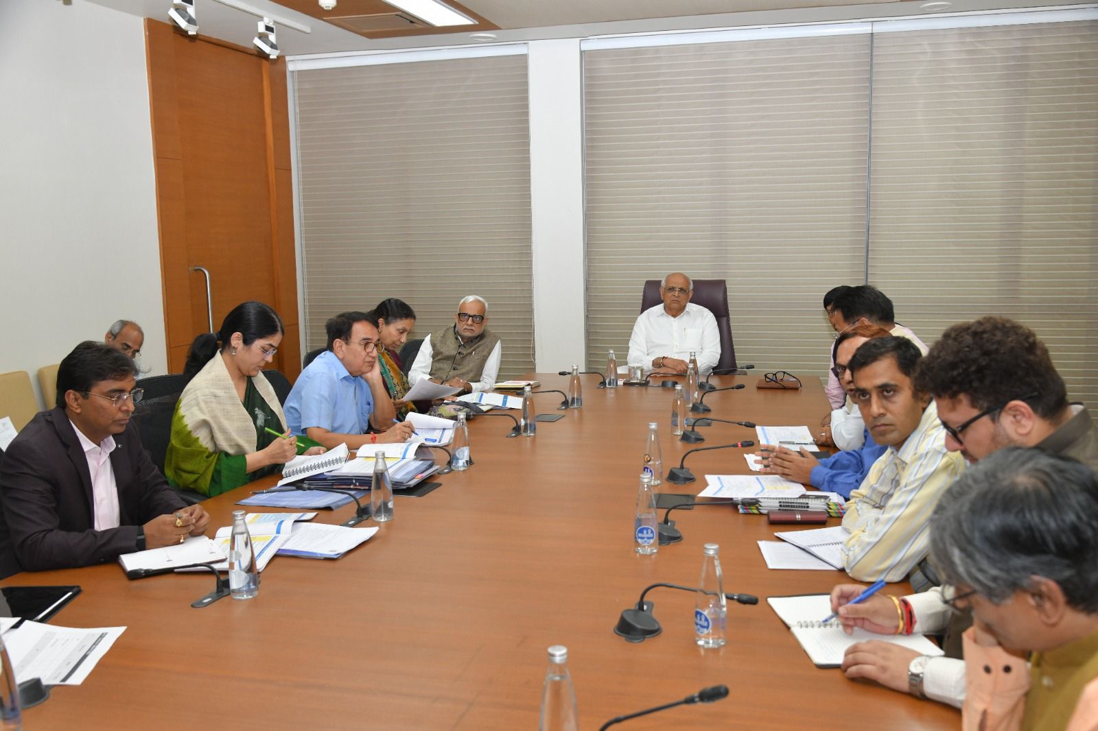 ગાંધીનગરમાં યોજાયેલી 27  યોજનાઓની કામગીરીની સમીક્ષા બેઠકમાં ગણવત્તા લક્ષી કામગીરી કરવા મુખ્યમંત્રીની અધિકારીઓને તાકિદ