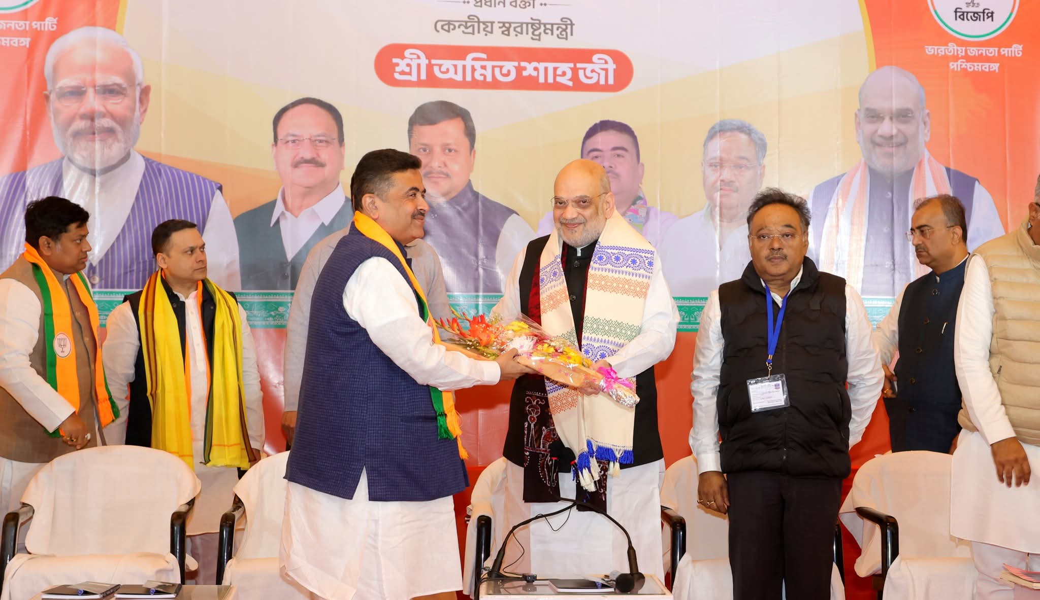 ২০২৬-এর বিধানসভা নির্বাচনের প্রস্তুতি নিয়ে বরিষ্ঠ বিজেপি নেতা কেন্দ্রীয় স্বরাষ্ট্রমন্ত্রী অমিত শাহ আজও রাজ্যে দলীয় নেতা, কর্মীদের সঙ্গে বৈঠক করেছেন।