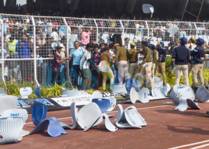 পশ্চিমবঙ্গে, সল্টলেকের যুব ভারতী ক্রীড়াঙ্গনে মেসির অনুষ্ঠানে বিশৃঙ্খলার জন্য উদ্যোক্তা শতদ্রু দত্তকে দু-ঘণ্টা জিজ্ঞাসাবাদের পর পুলিশ গ্রেপ্তার করেছে।