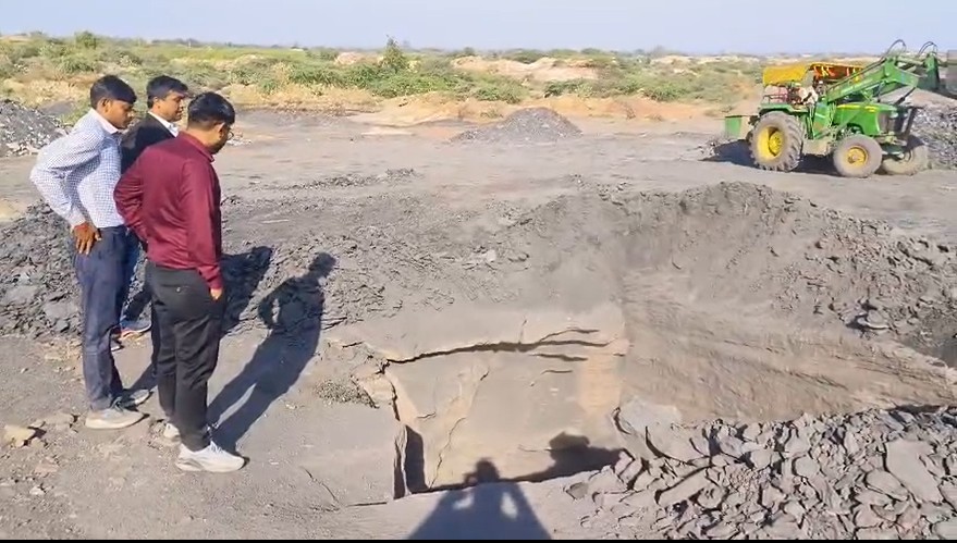 સુરેન્દ્રનગર જિલ્લાના મુળી તાલુકાના ભેટ ગામે ગેરકાયદેસર ખનીજના કૂવા પૂરી દેવાની કવાયત હાથ ધરાઇ