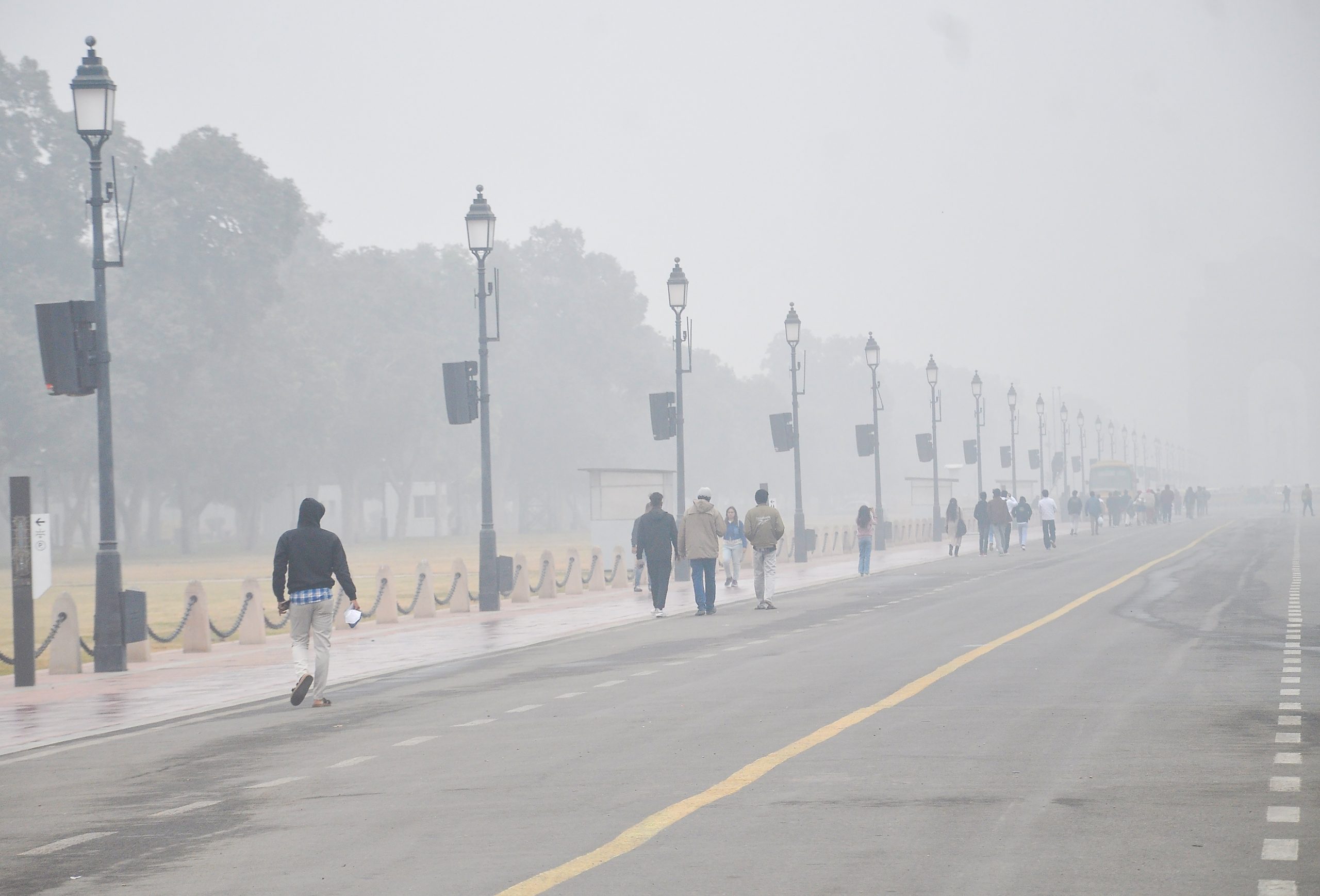 राजधानी दिल्ला में ठंड का असर, दिनभर छाई रही धुंध, तापमान में गिरावट