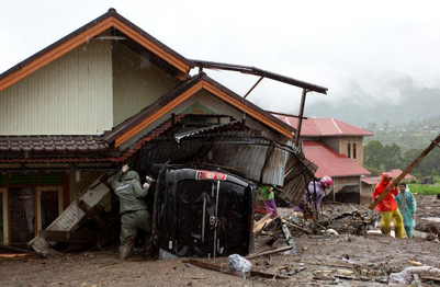 প্রবল বন্যা ও ভূমিধ্বসে ইন্দোনেশিয়ার সুমাত্রা দ্বীপে গত কয়েকদিনে ১ হাজারেরও বেশি মানুষ মারা গেছেন।