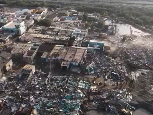 કચ્છ જિલ્લાના કંડલાના મીઠા પોર્ટ પર આજે વહેલી સવારથી દબાણ હટાવવાની કામગીરી હાથ ધરાઇ