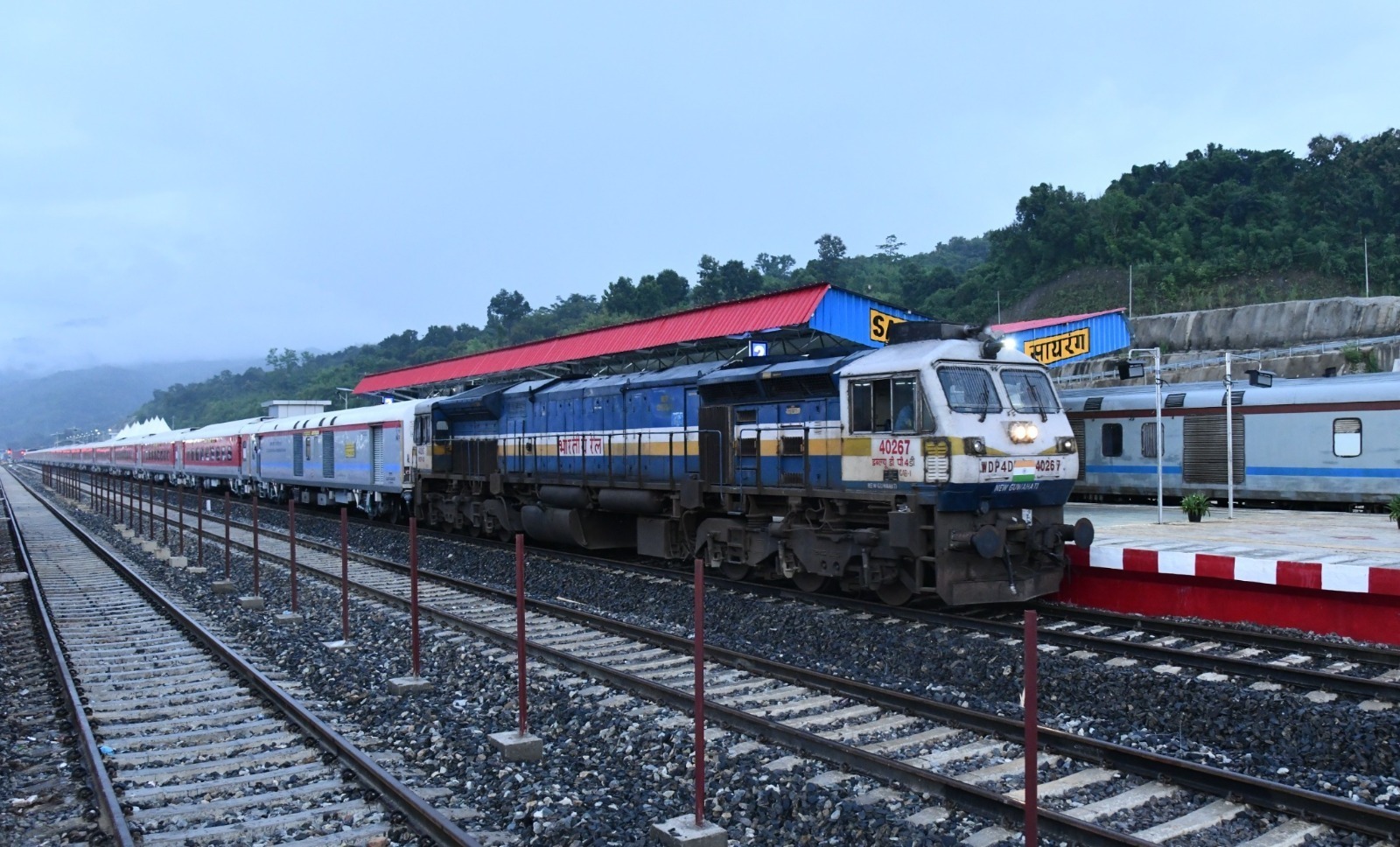 উন্নত যোগাযোগ ব্যবস্থা এবং যাত্রী – কেন্দ্রিক পদক্ষেপ নিয়ে উত্তর-পূর্ব সীমান্ত রেলওয়ে নতুন সময়সূচী চালু করতে চলেছে যা আগামীকাল পয়লা জানুয়ারি থেকে কার্যকর হবে।