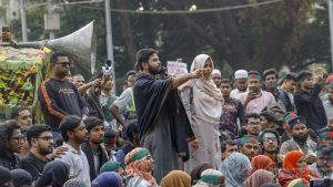 বাংলাদেশে ইনকিলাব মঞ্চ, তাদের মুখপাত্র ওসমান হাদির মৃত্যুর ঘটনার ন্যায় বিচার সুনিশ্চিত না হলে, ইউনুস এর নেতৃত্বাধীন অন্তর্বর্তী সরকারকে গদিচ্যুত করার জন্যে আন্দোলনে নামার হুঁশিয়ারি দিয়েছে