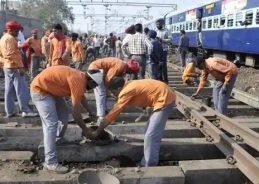 পূর্ব রেলের হাওড়া ডিভিশনের বেশ কিছু সেকশনে আগামীকাল রক্ষণাবেক্ষণ কাজের জন্য ট্রেন চলাচলে নিয়ন্ত্রণ করা হচ্ছে।