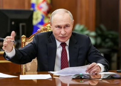 রাশিয়ার প্রেসিডেন্ট ভ্লাদিমির পুতিন বলেন, ইউক্রেনের কাছে ভূখন্ড হস্তান্তরের দাবি তিনি মানতে নারাজ।