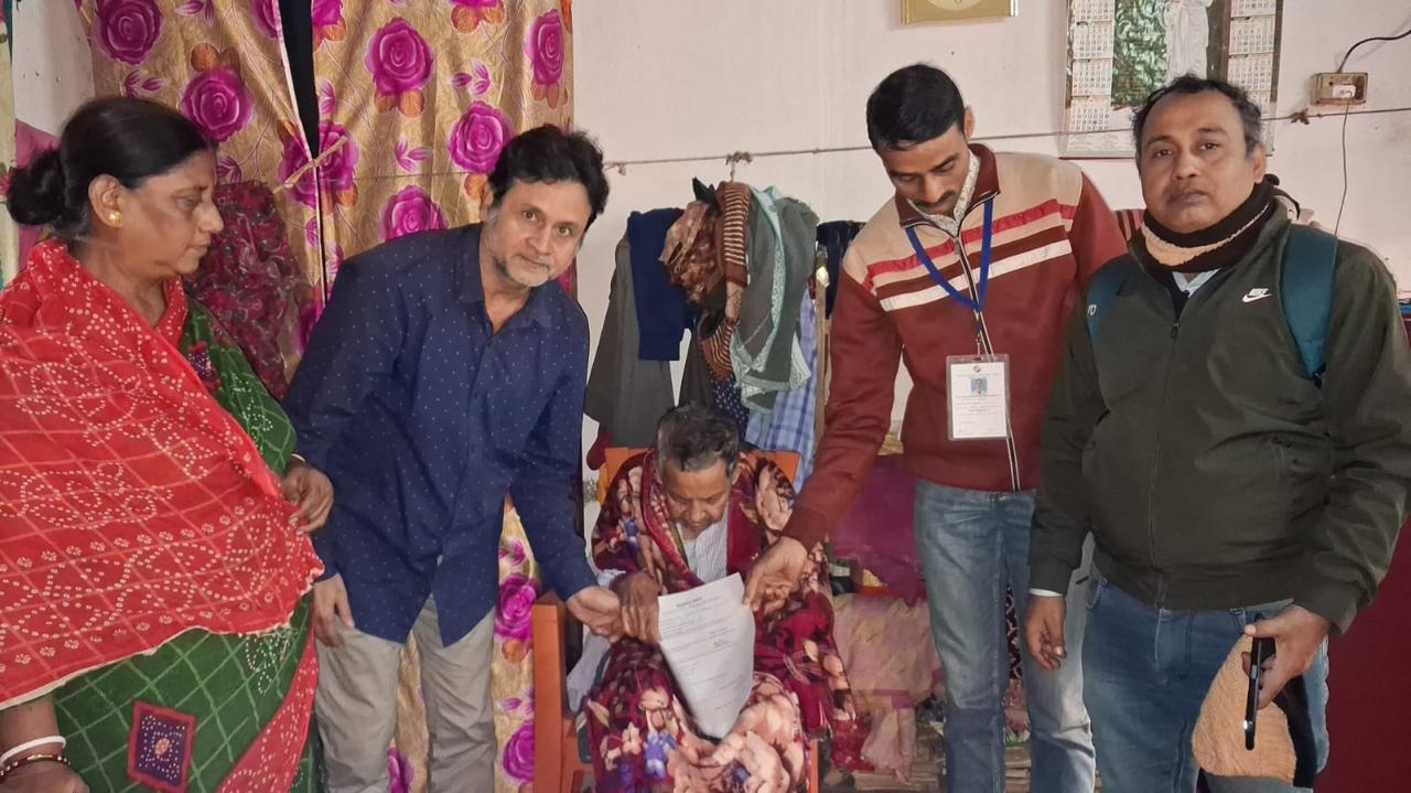 SIR-এর শুনানি পর্বে তথ্য যাচাইয়ের জন্য বয়স্ক ও অসুস্থ ভোটারদের কেন্দ্রে হাজির হতে বাধ্য করা যাবে না বলে নির্বাচন কমিশন জানিয়েছে।