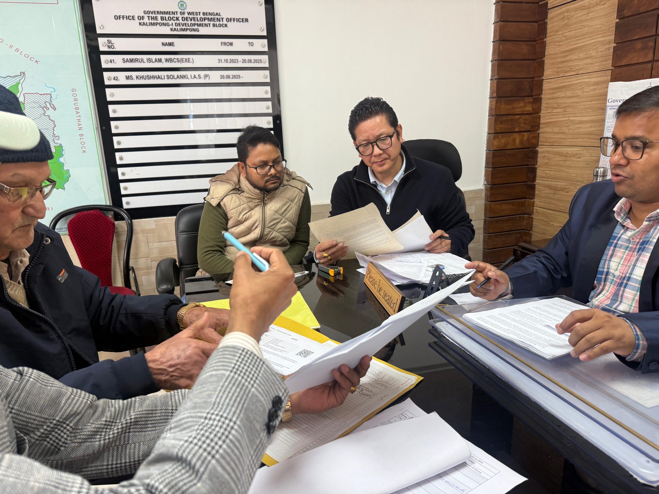 কঠোর নজরদারি ও নিরাপত্তায় রাজ্য জুড়ে মোট ৩ হাজার ২৩৪ টি কেন্দ্রে ভোটার তালিকার বিশেষ নিবিড় সংশোধনী প্রক্রিয়ার শুনানি পর্ব চলেছে।