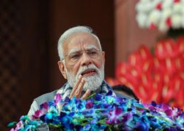 প্রবীণ বিজেপি নেতা ও প্রধানমন্ত্রী নরেন্দ্র মোদী আজ সকালে পশ্চিমবঙ্গে এসে পৌঁছেছেন। নদীয়ার রানাঘাট-তাহেরপুরে ৩২০০ কোটি ব্যয়ে দুটি জাতীয় সড়ক প্রকল্পের উদ্বোধন এবং শিলান্যাসের পাশাপাশি পরিবর্তন সংকল্প যাত্রাতেও বক্তব্য রাখবেন