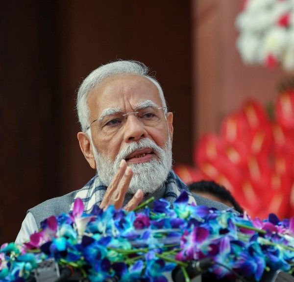 প্রবীণ বিজেপি নেতা ও প্রধানমন্ত্রী নরেন্দ্র মোদী আজ সকালে পশ্চিমবঙ্গে এসে পৌঁছেছেন। নদীয়ার রানাঘাট-তাহেরপুরে ৩২০০ কোটি ব্যয়ে দুটি জাতীয় সড়ক প্রকল্পের উদ্বোধন এবং শিলান্যাসের পাশাপাশি পরিবর্তন সংকল্প যাত্রাতেও বক্তব্য রাখবেন