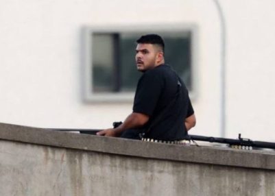 অস্ট্রেলিয়ার সিডনির বন্ডি বিচ-এ জঙ্গি হামলায় এক ঘাতক সহ ১২ জনের মৃত্যু হয়েছে।