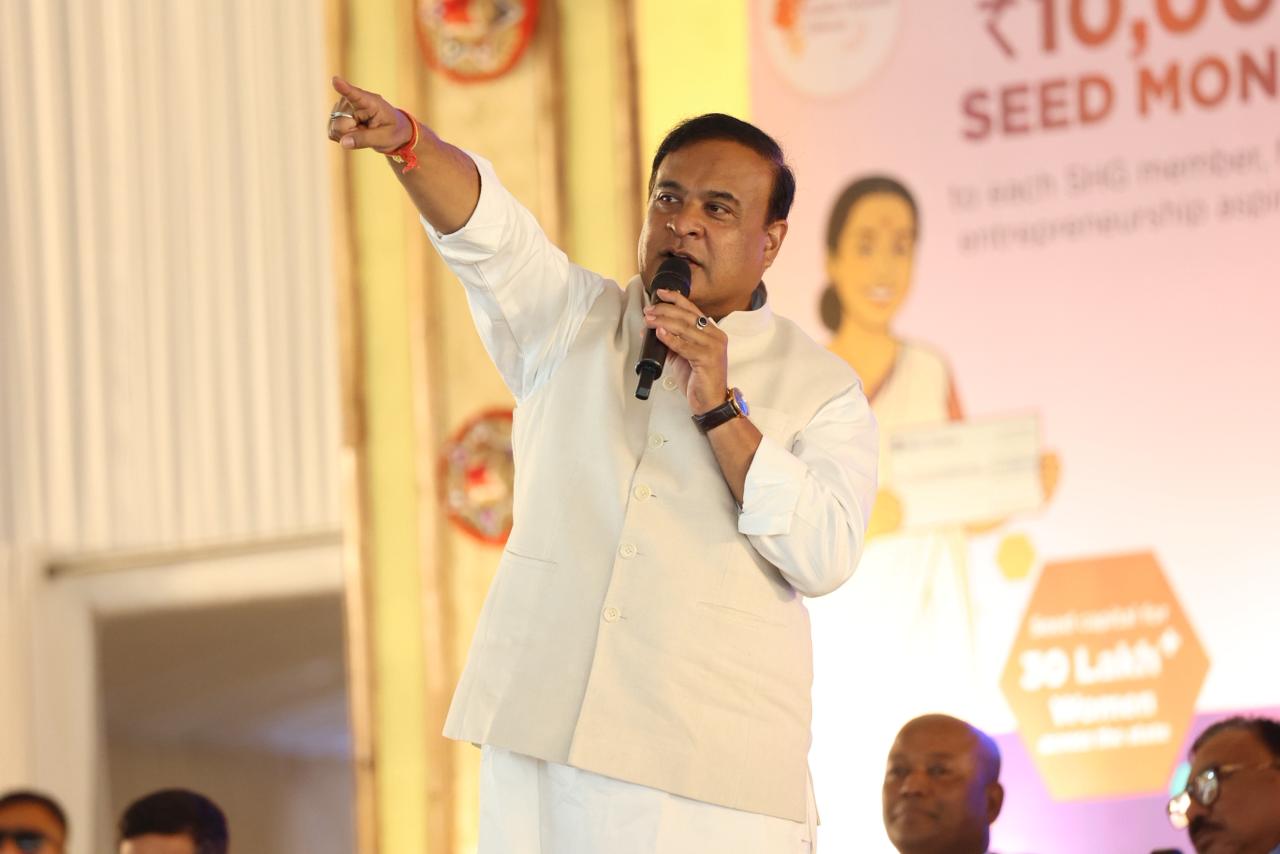 নাহৰকটীয়াত আত্মসহায়ক গোটৰ মহিলাক মুখ্যমন্ত্ৰী ড০ হিমন্ত বিশ্ব শৰ্মাৰ চেক বিতৰণ