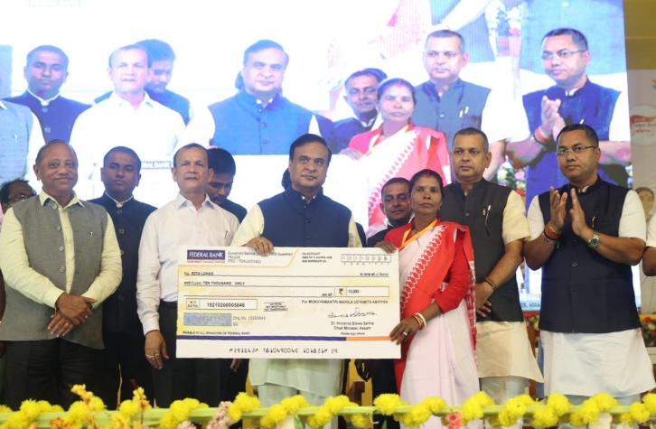 শিলচৰৰ উধাৰবন্দত ১৫,৩০১গৰাকী আত্মসহায়ক গোটৰ মহিলাৰ মাজত মুখ্যমন্ত্রী ড০ হিমন্ত বিশ্ব শৰ্মাৰ মহিলা উদ্যমিতা আঁচনিৰ চেক বিতৰণ