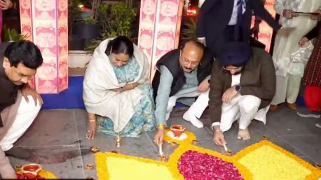 दिल्ली: दीपावली को यूनेस्को की विरासत सूची में शामिल किये जाने पर दीये जलाकर मनाया गया उत्सव