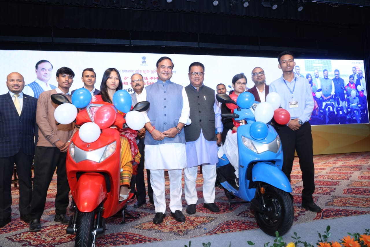 ২০২৫ বৰ্ষৰ উচ্চতৰ মাধ্যমিক চূড়ান্ত পৰীক্ষাত ৮০% বা ততোধিক নম্বৰ পোৱা শিক্ষার্থীক স্কুটাৰ বিতৰণ