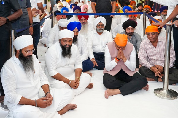 Maharashtra CM Fadnavis Pays Tribute to Sahibzades on Veer Bal Diwas in Mumbai