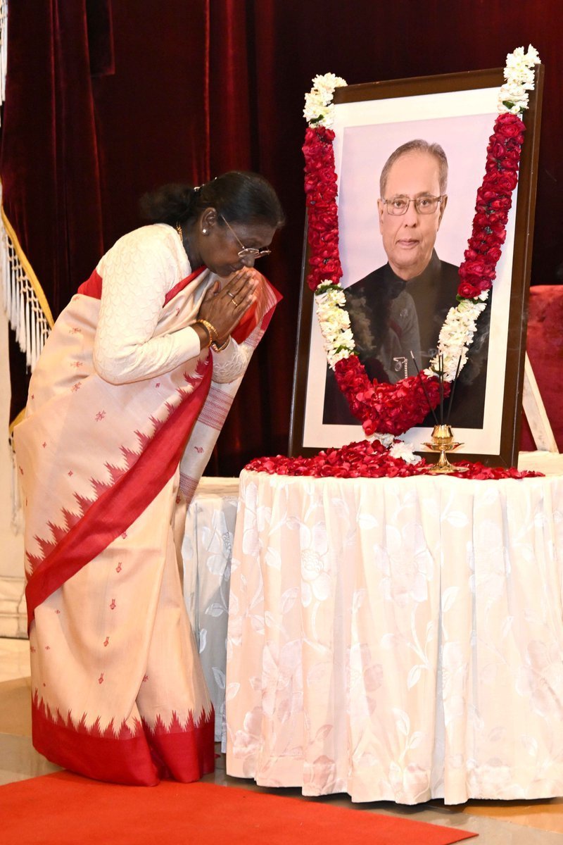 صدرِ جمہوریہ، وزیرِ اعظم اور دیگر رہنماؤں نے سابق صدر پرنب مکھرجی کو اُن کے یومِ پیدائش پر، انہیں خراجِ عقیدت پیش کیا ہے۔