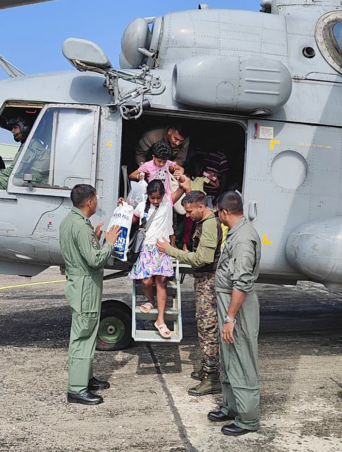 ऑपरेशन सागर बंधु के तहत चक्रवात से प्रभावित श्रीलंका की मदद जारी, 465 की मौत, 366 लापता