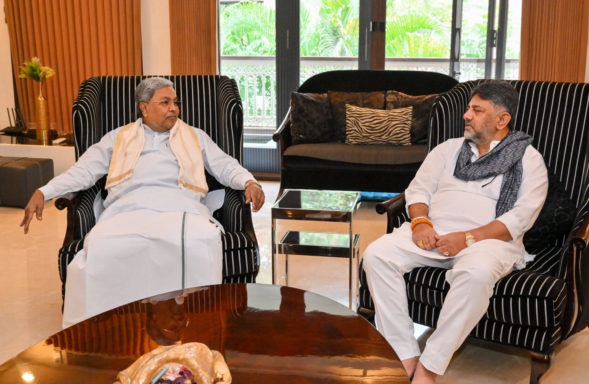कर्नाटक में सीएम पद को लेकर जारी खींचतान के बीच मुख्यमंत्री सिद्धारमैया ने बेंगलुरु में उपमुख्यमंत्री डी.के. शिवकुमार से मुलाकात की