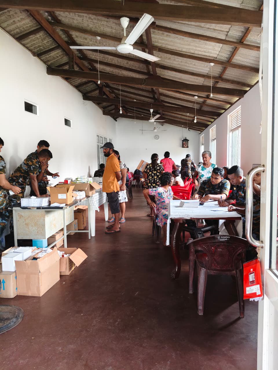 आरोग्य मैत्री भीष्‍म क्यूब श्रीलंका के जा-एला में इंडिविटिया के बाढ़ग्रस्‍त इलाकों में लाइफलाइन बना