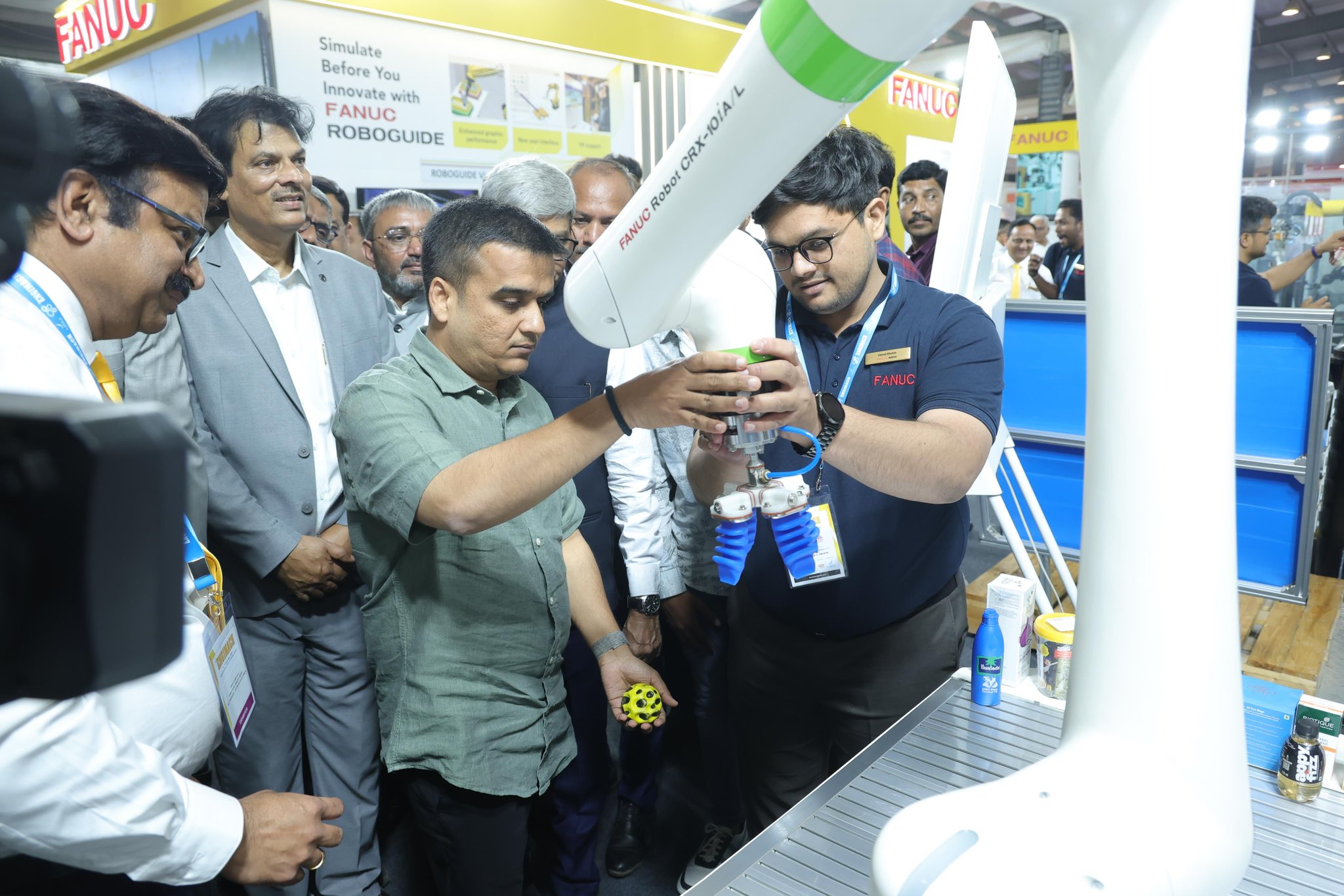 નાયબ મુખ્યમંત્રી હર્ષ સંઘવીએ આજે  ગાંધીનગરના હેલિપેડ એક્ઝિબિશન સેન્ટર ખાતે ભારતના મુખ્ય ઉત્પાદન ટેકનોલોજી પ્રદર્શન, એન્જિમેક 2025ની 17મી આવૃત્તિનું ઉદ્ઘાટન કર્યું.