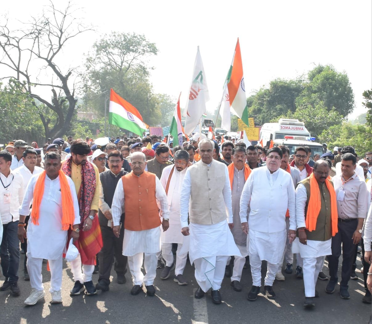 વડોદરાના ફોફળીયા ગામે રાષ્ટ્રીય એકતા પદયાત્રામાં રાજ્યપાલે જણાવ્યું કે જે સમાજ પોતાના પૂર્વજોના ઇતિહાસને યાદ રાખે છે તે હંમેશા જીવંત રહે છે.