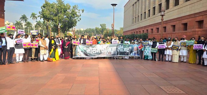 दिल्ली-NCR और उत्तर भारत के अन्य हिस्सों में प्रदूषण पर विपक्ष का संसद परिसर में विरोध प्रदर्शन