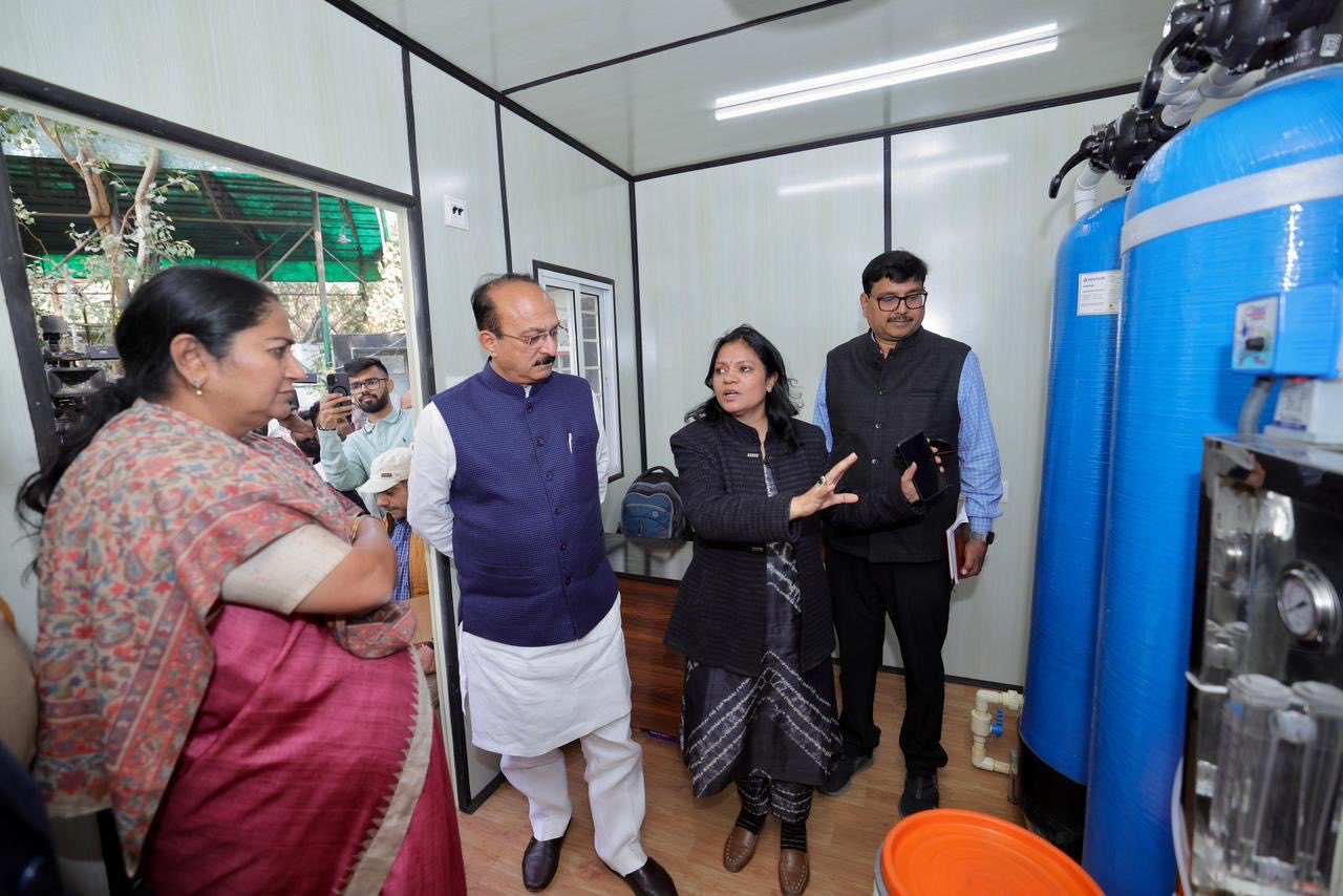 आईटीओ पर मिस्ट स्प्रे सिस्टम लॉन्च, सीएम रेखा गुप्ता ने धूल नियंत्रण उपायों का निरीक्षण किया