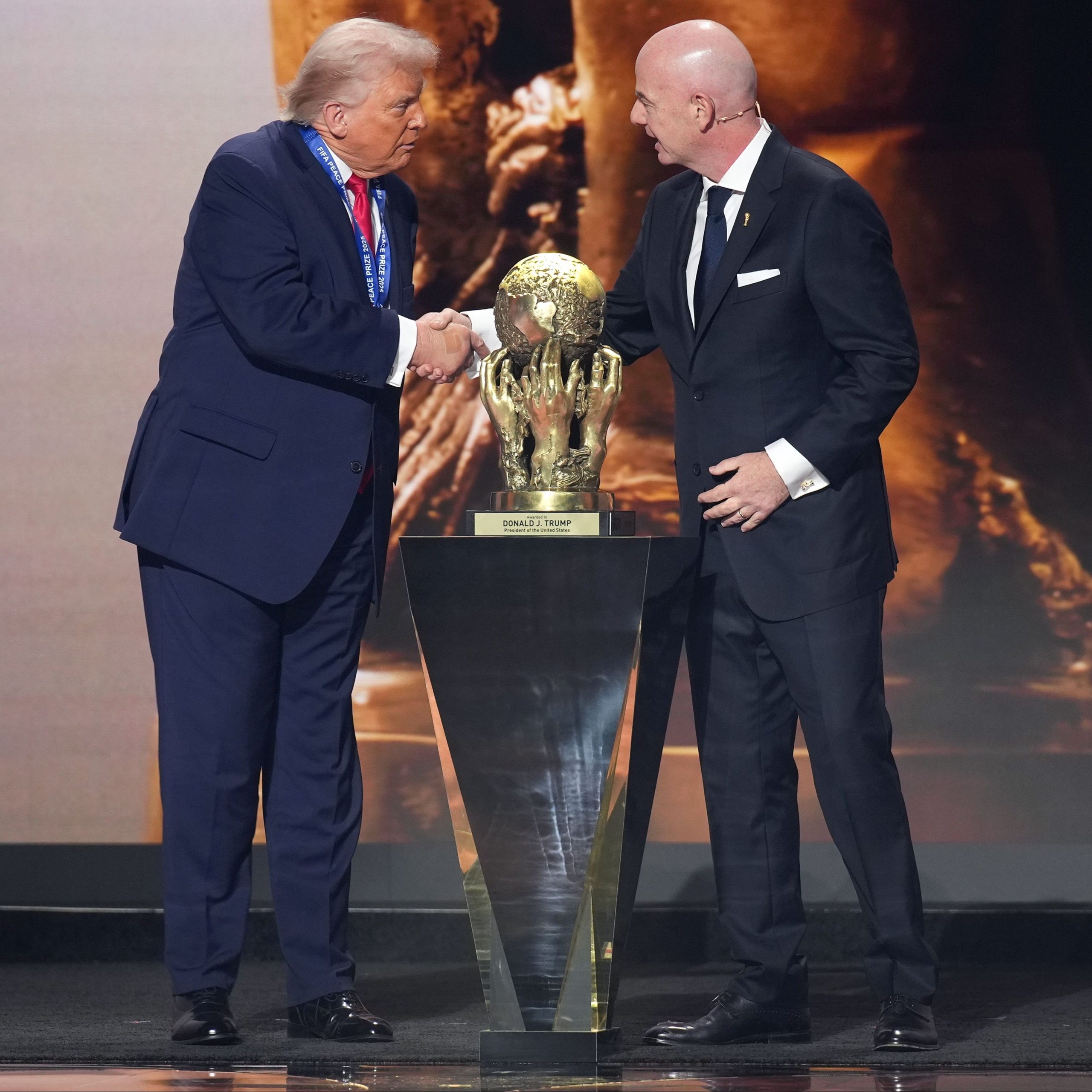 FIFA 2026 विश्व कप ड्रॉ के दौरान राष्ट्रपति ट्रम्प को मिला पहला शांति पुरस्कार