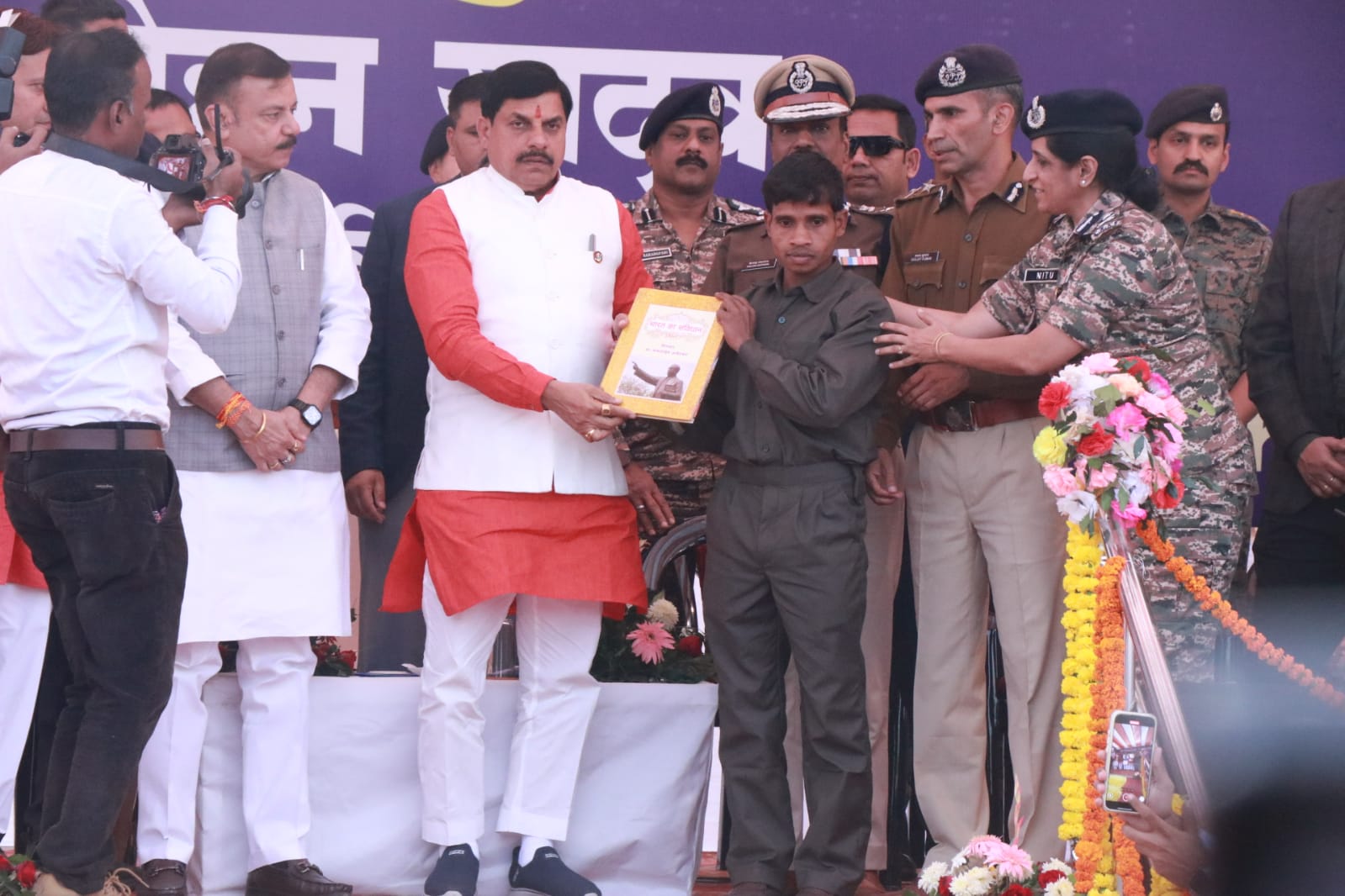 मध्य प्रदेशात १० नक्षलवाद्यांचं आत्मसमर्पण