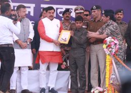 10 Naxalites Surrender in Madhya Pradesh, Including ₹77-Lakh Bounty Commander